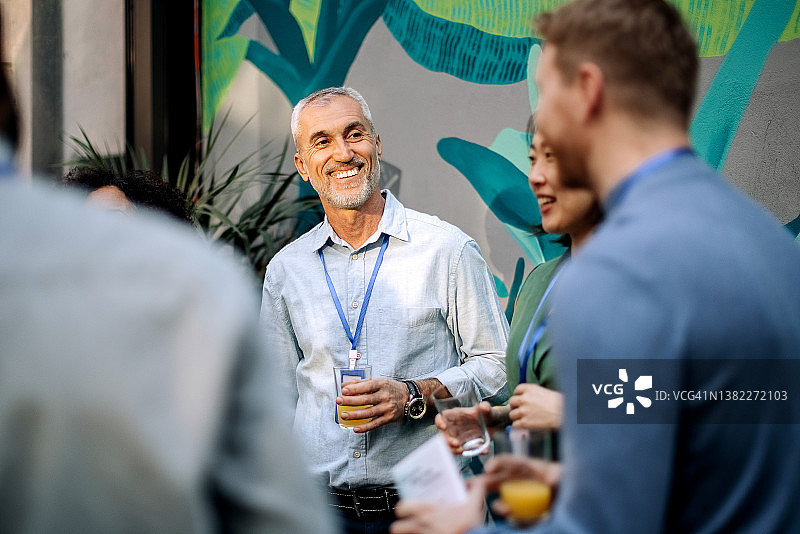 同事享受休息时光图片素材