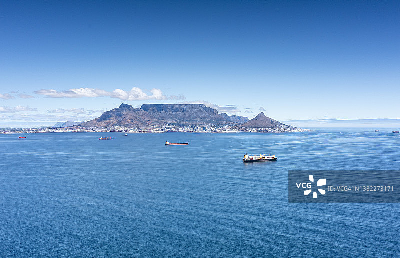 等待进入桌湾港的货船航拍图片素材