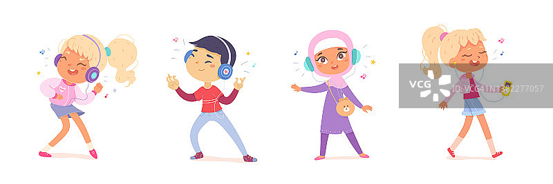 孩子们戴着耳机听音乐，快乐的小男孩和女孩享受着最喜欢的歌曲图片素材