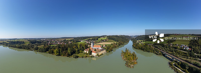 德国巴伐利亚Neuhaus am Inn：夏季的Inn河和Vornbach修道院的无人机视角图片素材