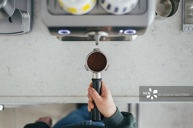在家制作咖啡的女人图片素材