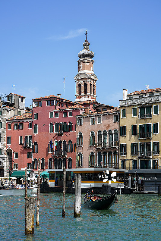 意大利威尼托威尼斯：大运河、历史建筑、贡多拉与圣巴托洛梅奥教堂钟楼图片素材