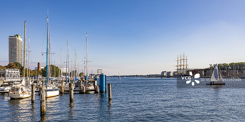 德国石勒苏益格-荷尔斯泰因州 Travemunde 游艇码头的游艇图片素材