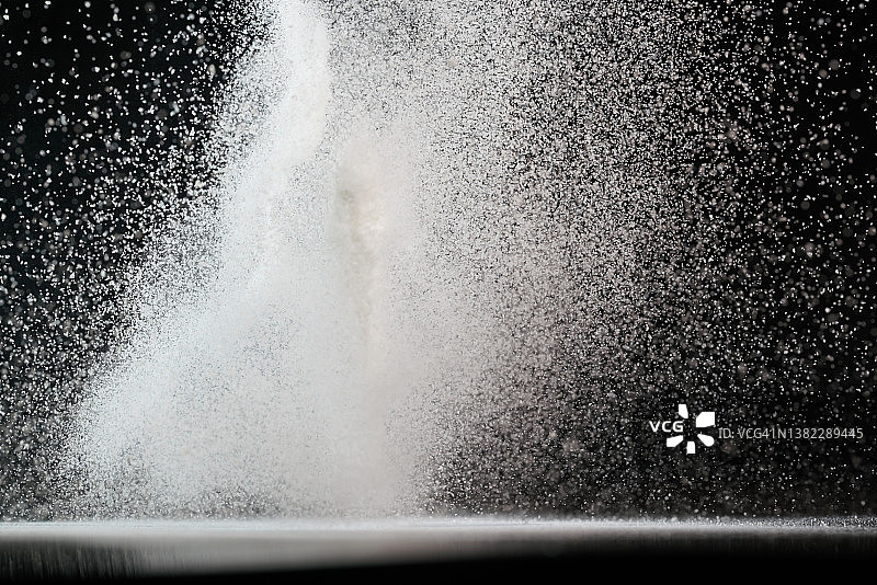 在黑色背景中飞舞的非乳制奶精图片素材