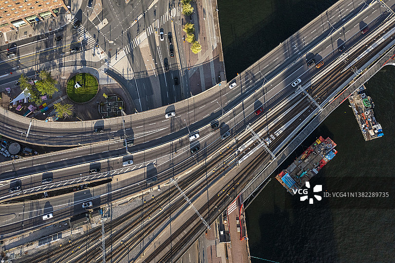 瑞典斯德哥尔摩县斯德哥尔摩沿桥高速公路的交通鸟瞰图图片素材
