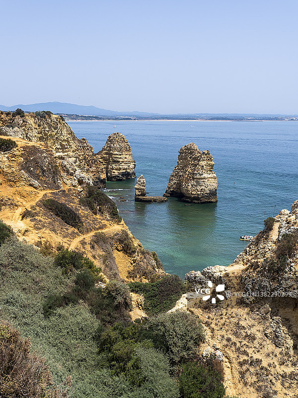 葡萄牙阿尔加维拉各斯千禧海滩的粗糙悬崖和岩层图片素材