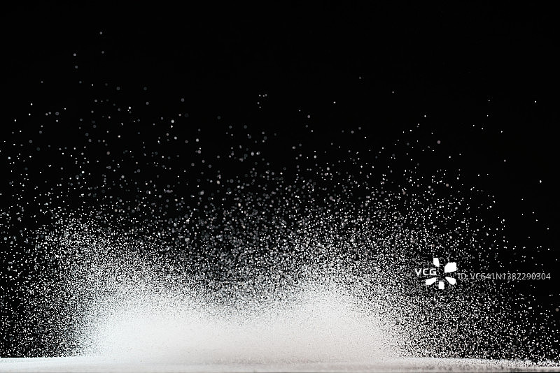 在黑色背景中飞舞的非乳制奶精图片素材