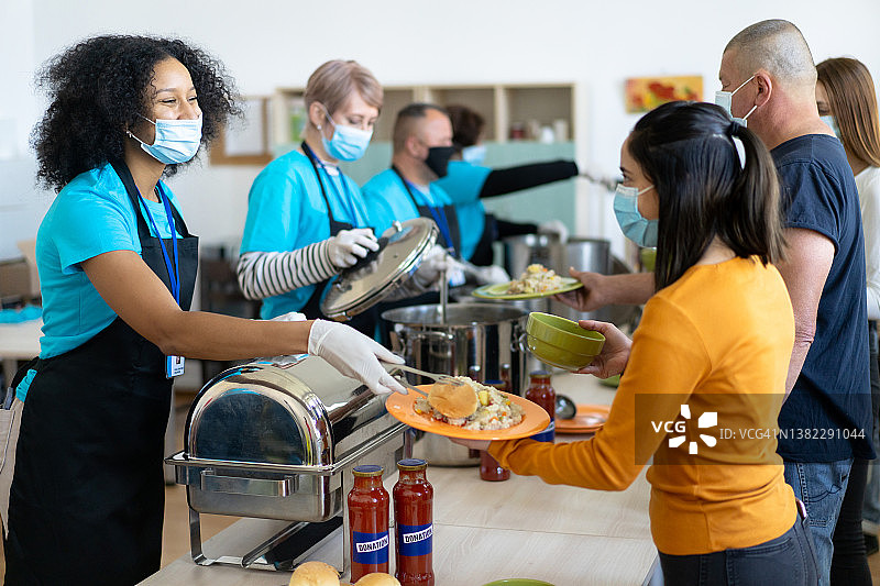 志愿者在食物银行提供热食图片素材