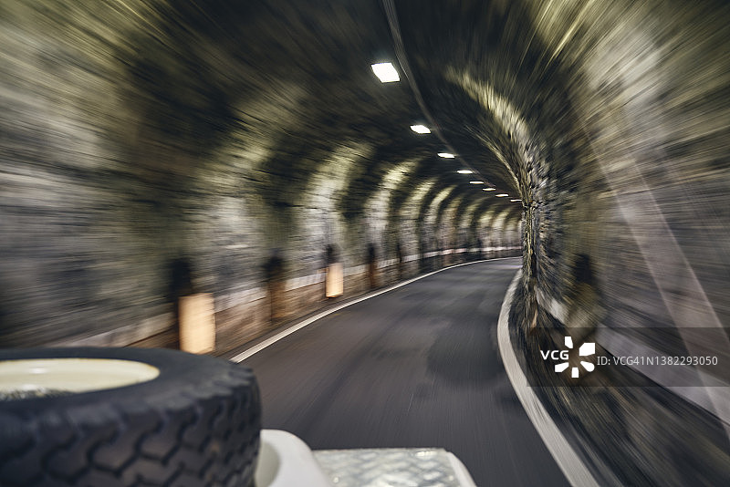 意大利南蒂罗尔施泰尔维斯山口照明隧道下的越野车图片素材