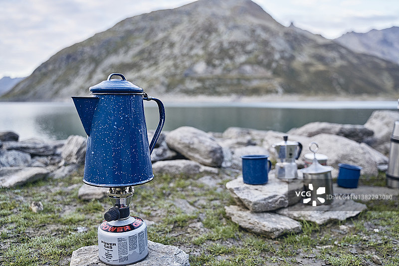 意大利松德里奥斯普鲁根山口湖畔燃气灶上的咖啡壶图片素材
