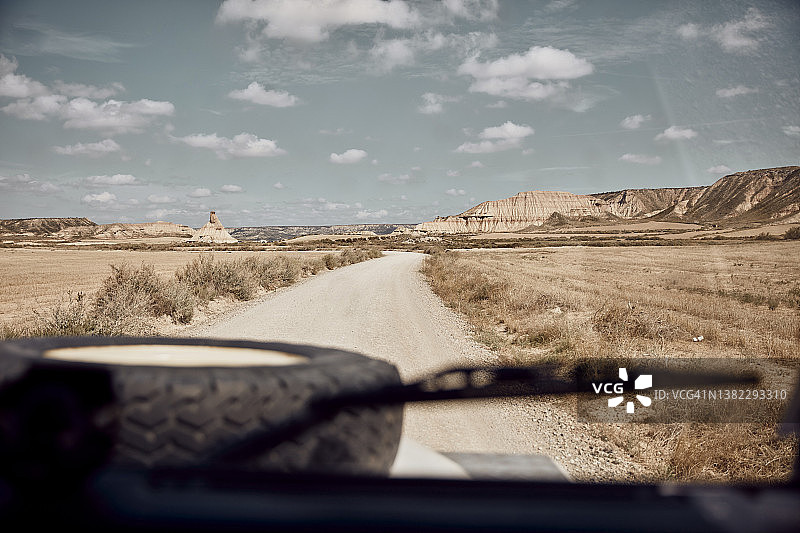 西班牙巴尔德纳斯雷亚莱斯沙漠地区的土路汽车图片素材