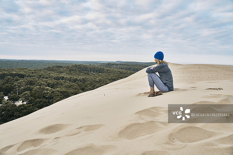 在沙丘上度假的女人图片素材