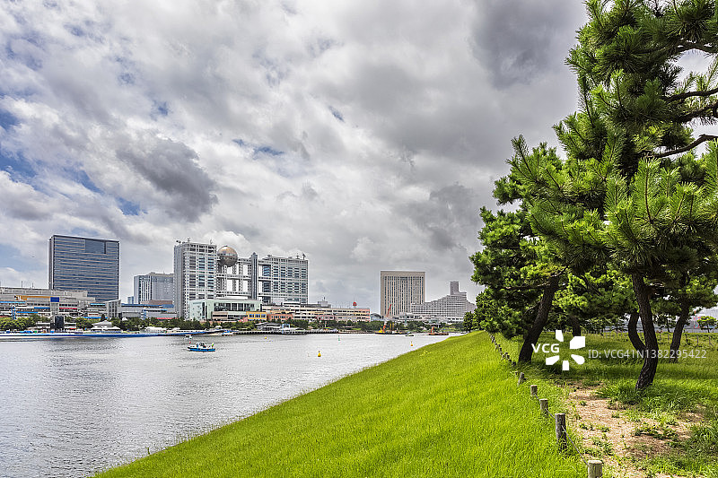日本东京隅田川与港区天际线及富士电视台大楼图片素材