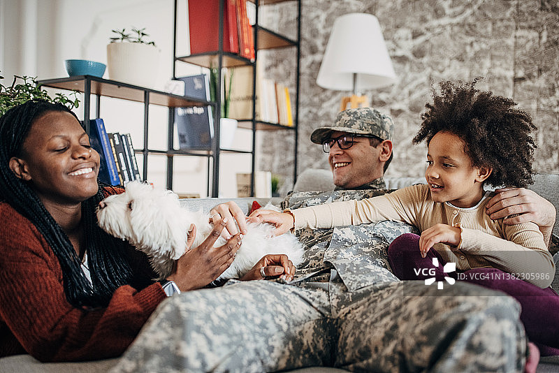 战争结束后回到家中的军人与家人团聚图片素材