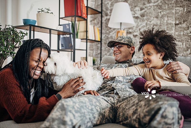 战争结束后回到家中的军人与家人团聚图片素材