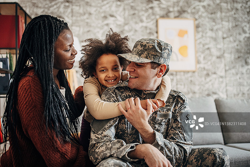 战争结束后回到家中的军人与家人团聚图片素材