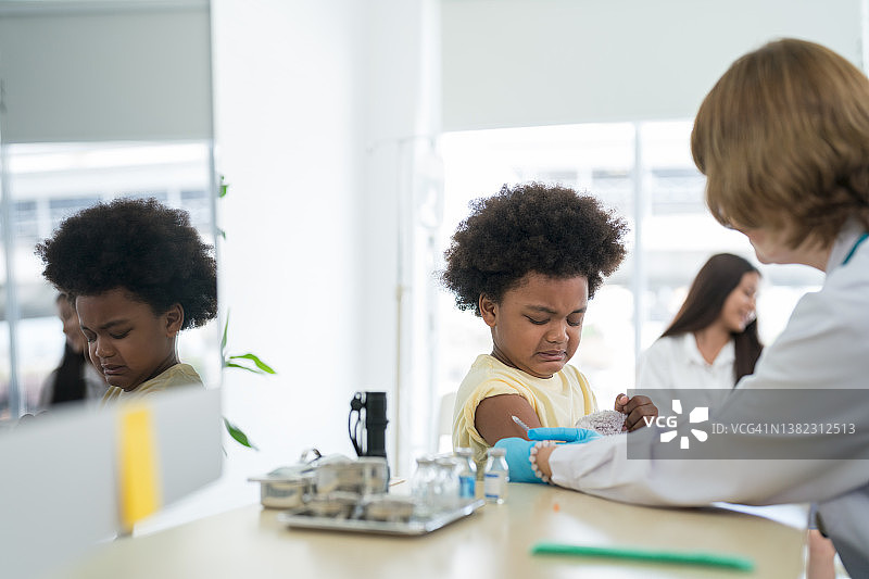 小男孩在医生办公室接种疫苗图片素材