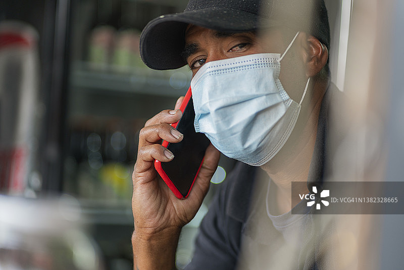 餐车服务员穿着品牌服装在店内看向镜头图片素材