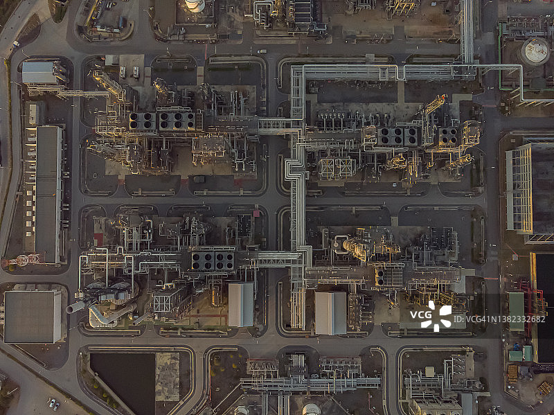 黄金时段炼油厂和石化厂工业区鸟瞰：能源或运输能源进出口概念图片素材