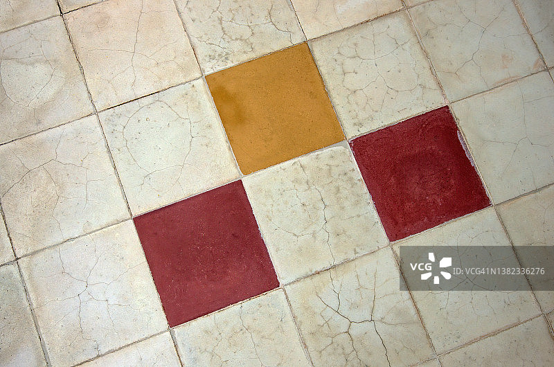 白色、黄色和铁锈红色方形镶嵌瓷砖地板图片素材