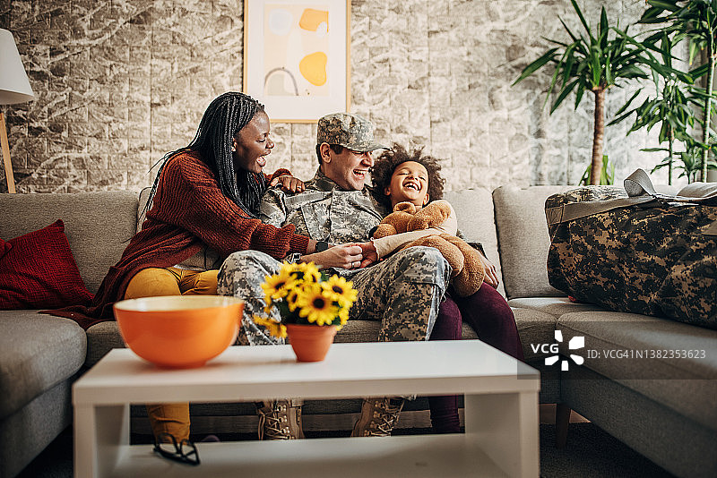 战争结束后回到家中的军人与家人团聚图片素材