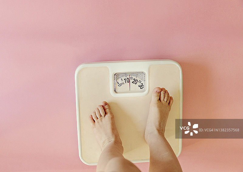 体重秤上的小脚图片素材