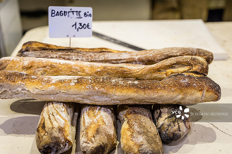 面包店出售的有机法棍特写图片素材