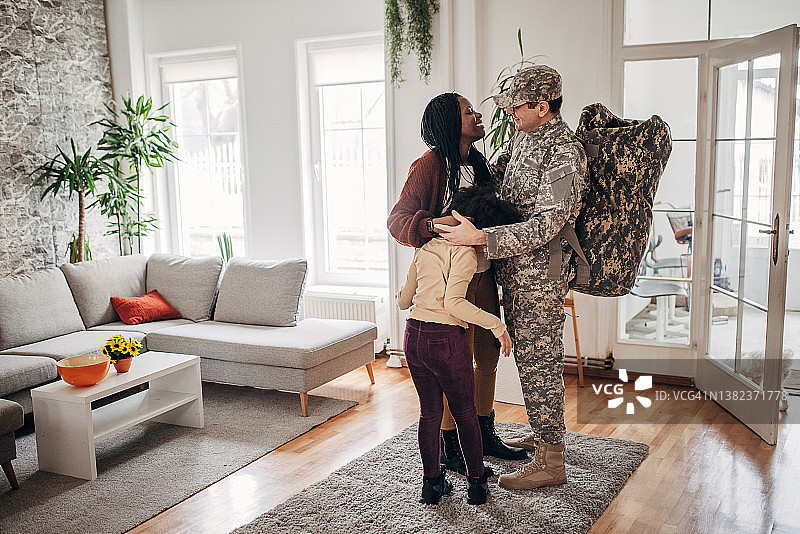 战争结束后回家的士兵图片素材