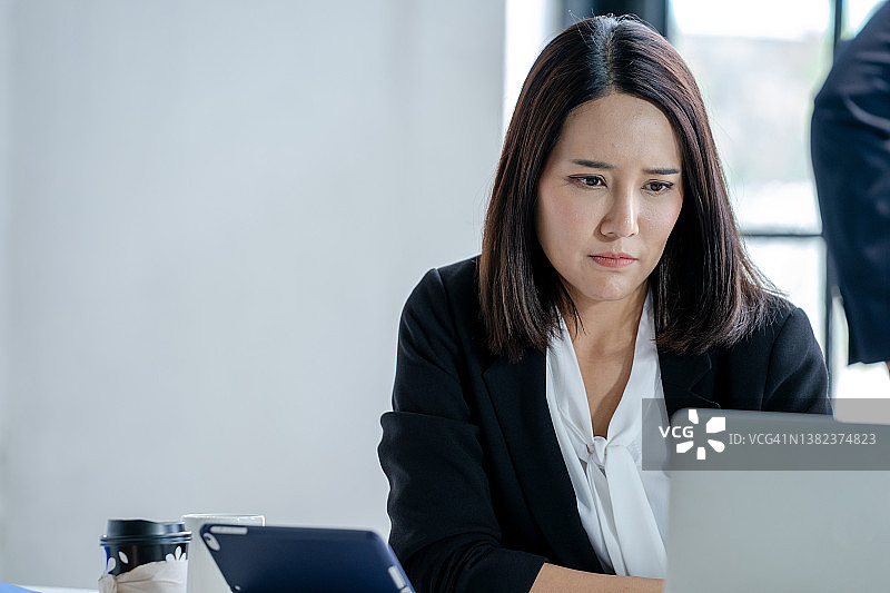在办公室工作感到压力的商务女人，情绪压力图片素材