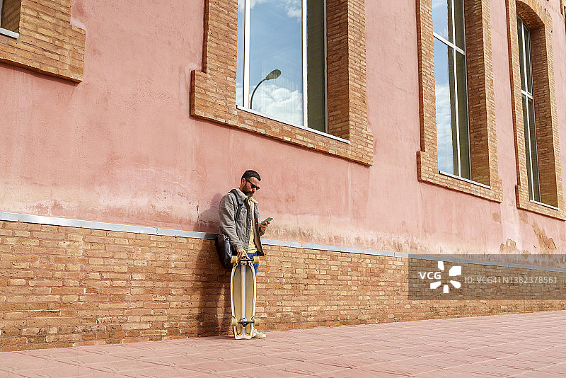 中年男子踩滑板上班图片素材