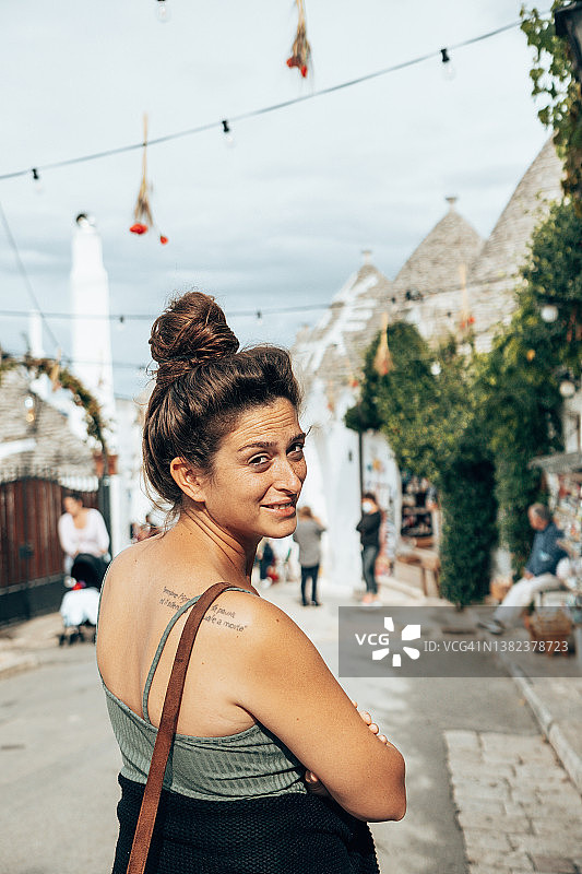 在阿尔贝罗贝洛步行的游客图片素材