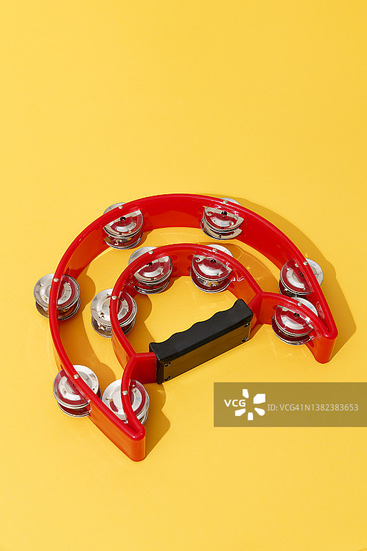 黄色背景上的红色铃鼓图片素材