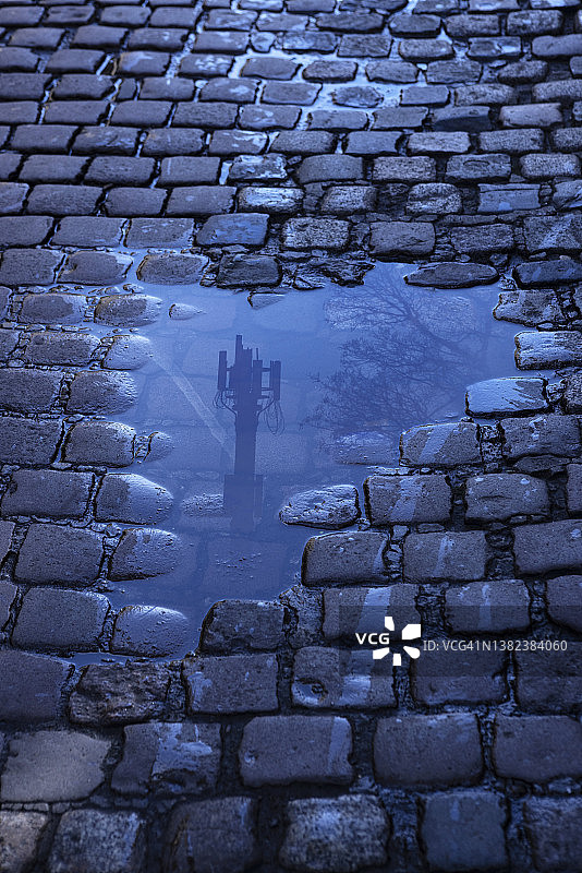 水洼中5G信号塔的倒影图片素材