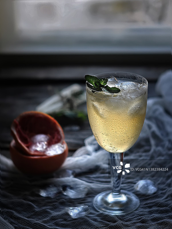 柑橘鸡尾酒起泡酒冰块薄荷灰色背景图片素材