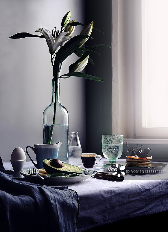 亲友风格的早餐餐桌布置图片素材