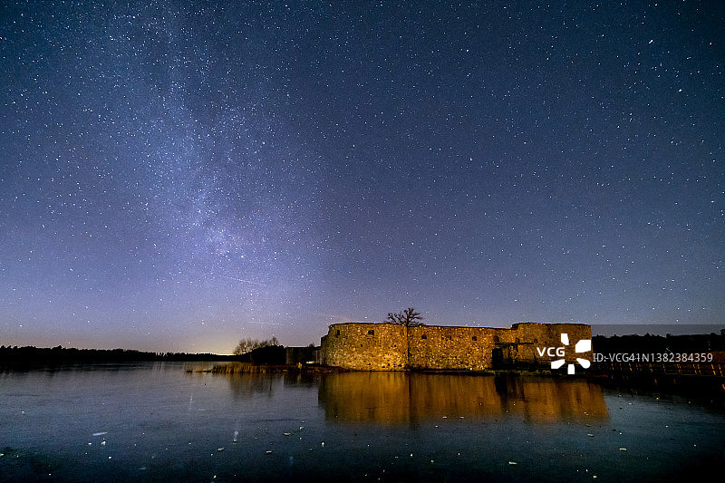 古城堡遗址上的星空图片素材
