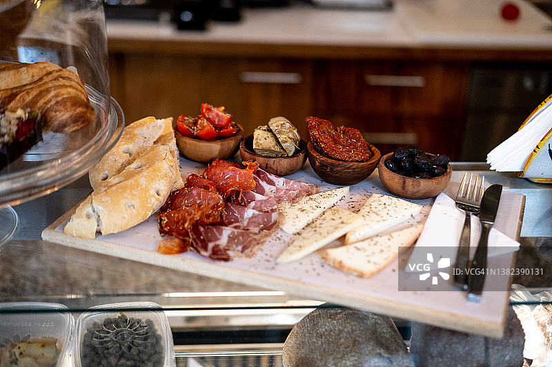 木板上的精致意大利开胃菜展示图片素材