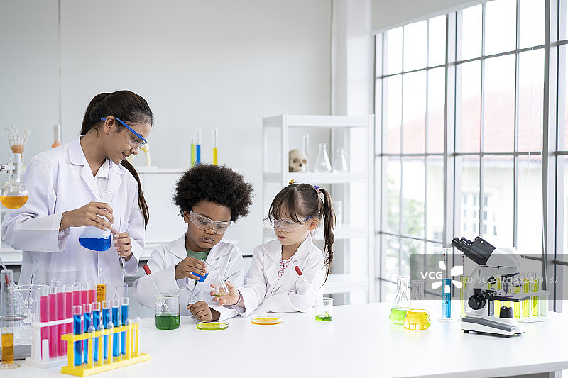 在小学科学课上做化学实验的女学生图片素材
