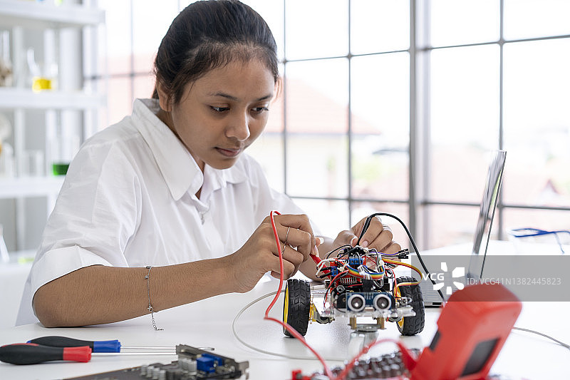 女孩在家组装机器人图片素材