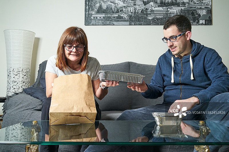 情侣开始取出他们的食物图片素材