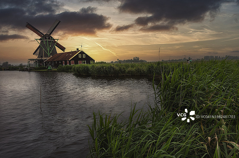 赞斯安斯风车村的荷兰风车图片素材
