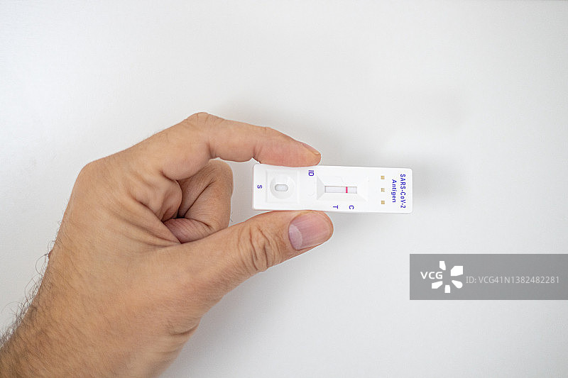 男人手持新冠抗原阴性快速检测盒图片素材