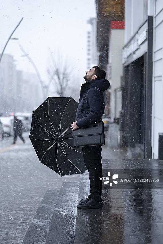 身穿冬装的现代男士图片素材