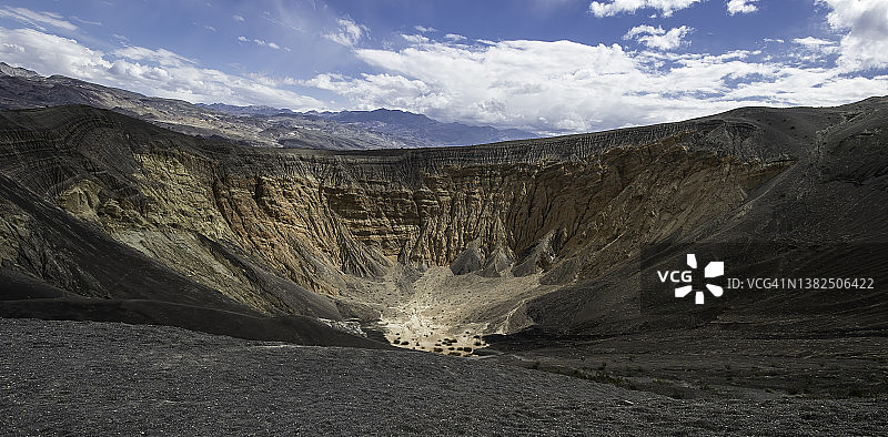 Ubehebe火山口是死亡谷国家公园北部Ubehebe火山口火山区的大型火山坑，位于加利福尼亚州死亡谷图片素材