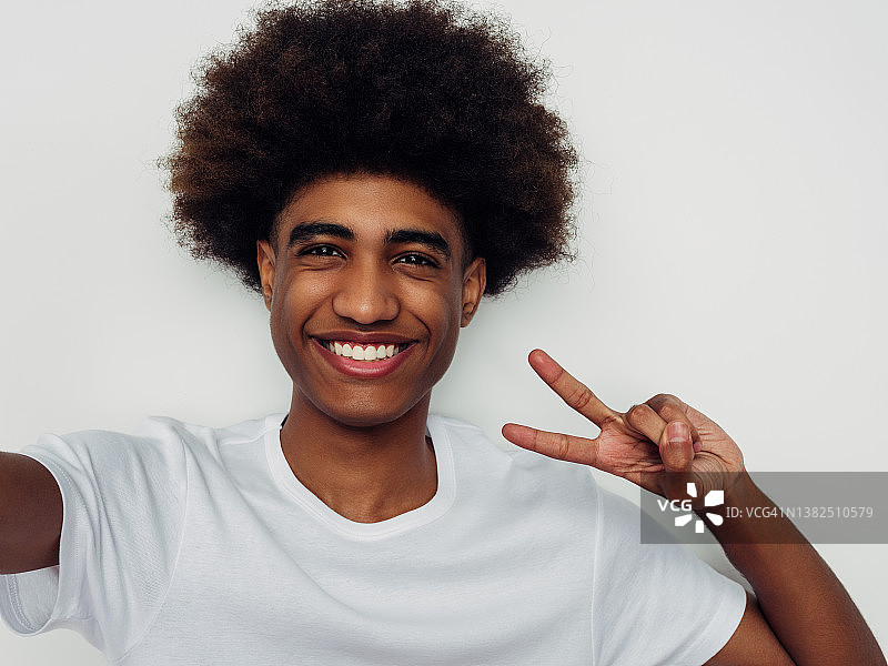 情绪化的非裔美国男人与非洲发型图片素材