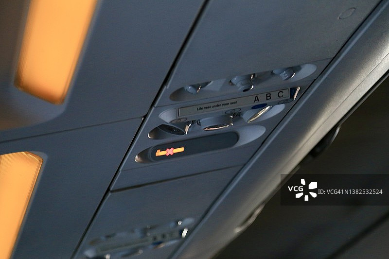 商用飞机上的顶置座椅控制图片素材