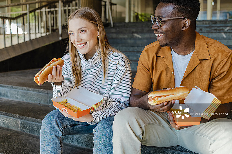 和朋友聚会吃快餐图片素材