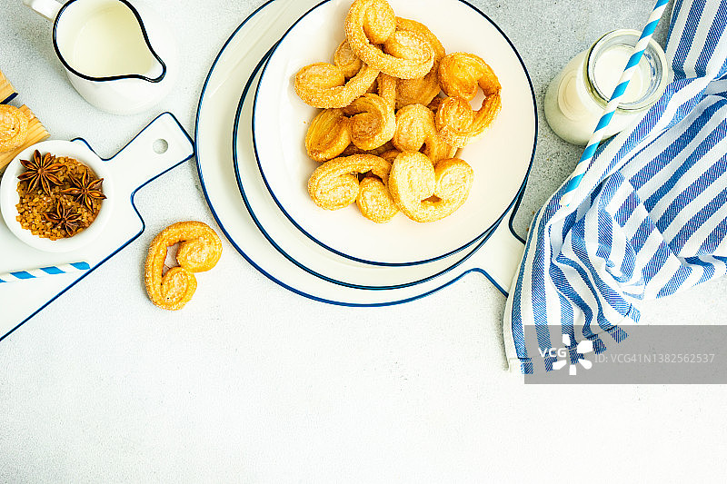 俯视：一碗蝴蝶酥饼干和一瓶牛奶图片素材