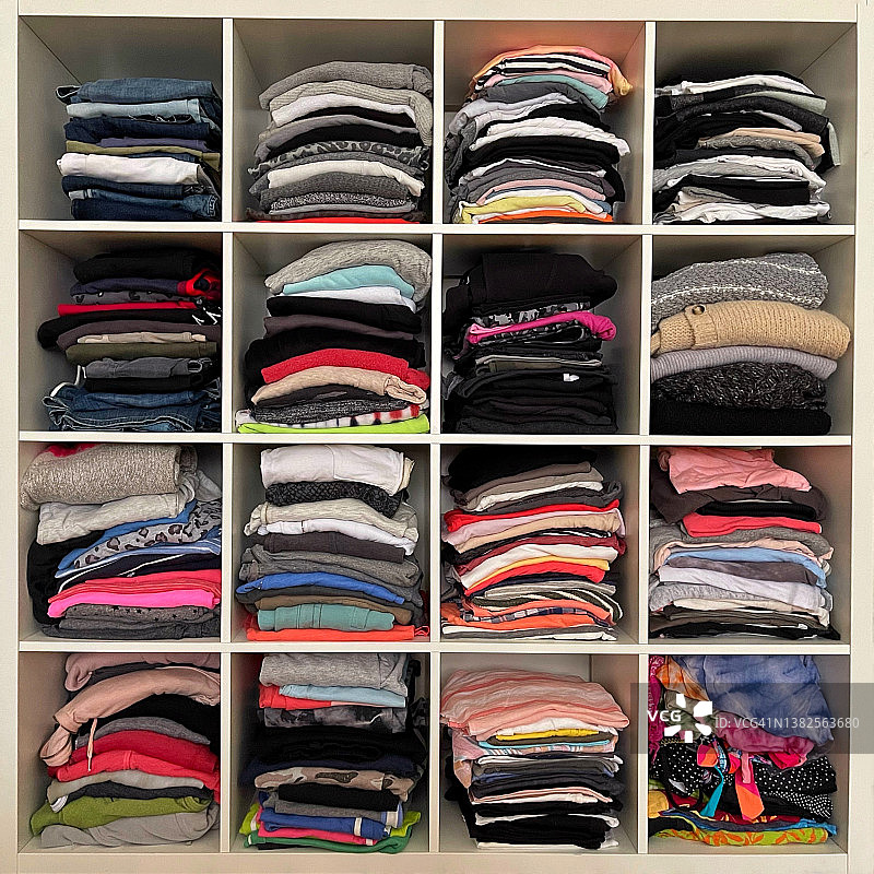 卧室搁板上叠放的衣服特写图片素材