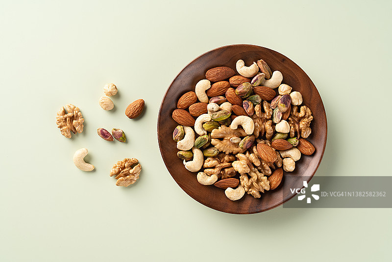 木碗中的什锦坚果图片素材
